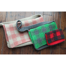 Load image into Gallery viewer, Big Check Felted Bag Knit Kit
